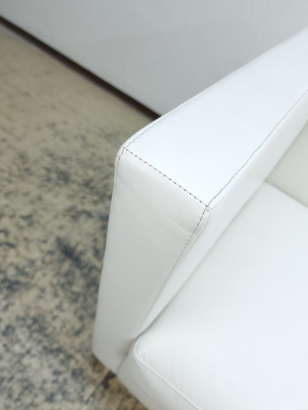 {{ product_title }} – {{ product_type }} von JS Furniture, Designer-Möbel gebraucht.