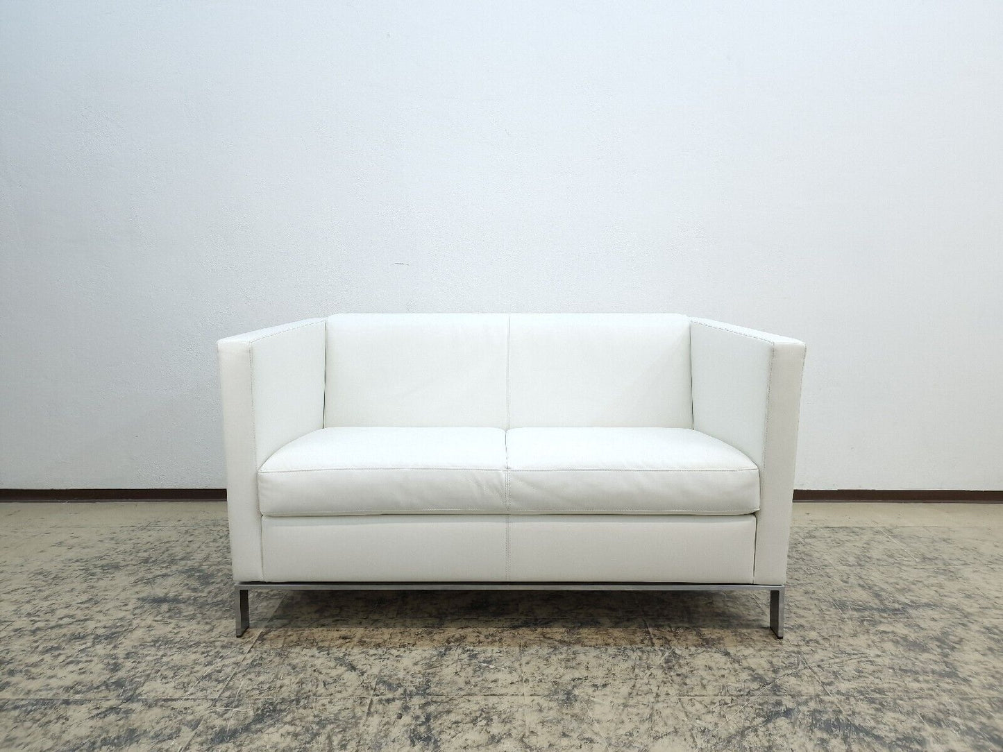 {{ product_title }} – {{ product_type }} von JS Furniture, Designer-Möbel gebraucht.