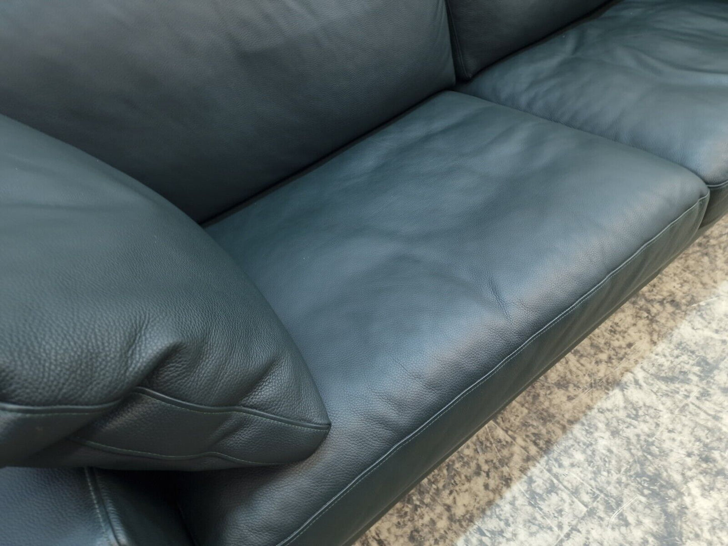 {{ product_title }} – {{ product_type }} von JS Furniture, Designer-Möbel gebraucht.