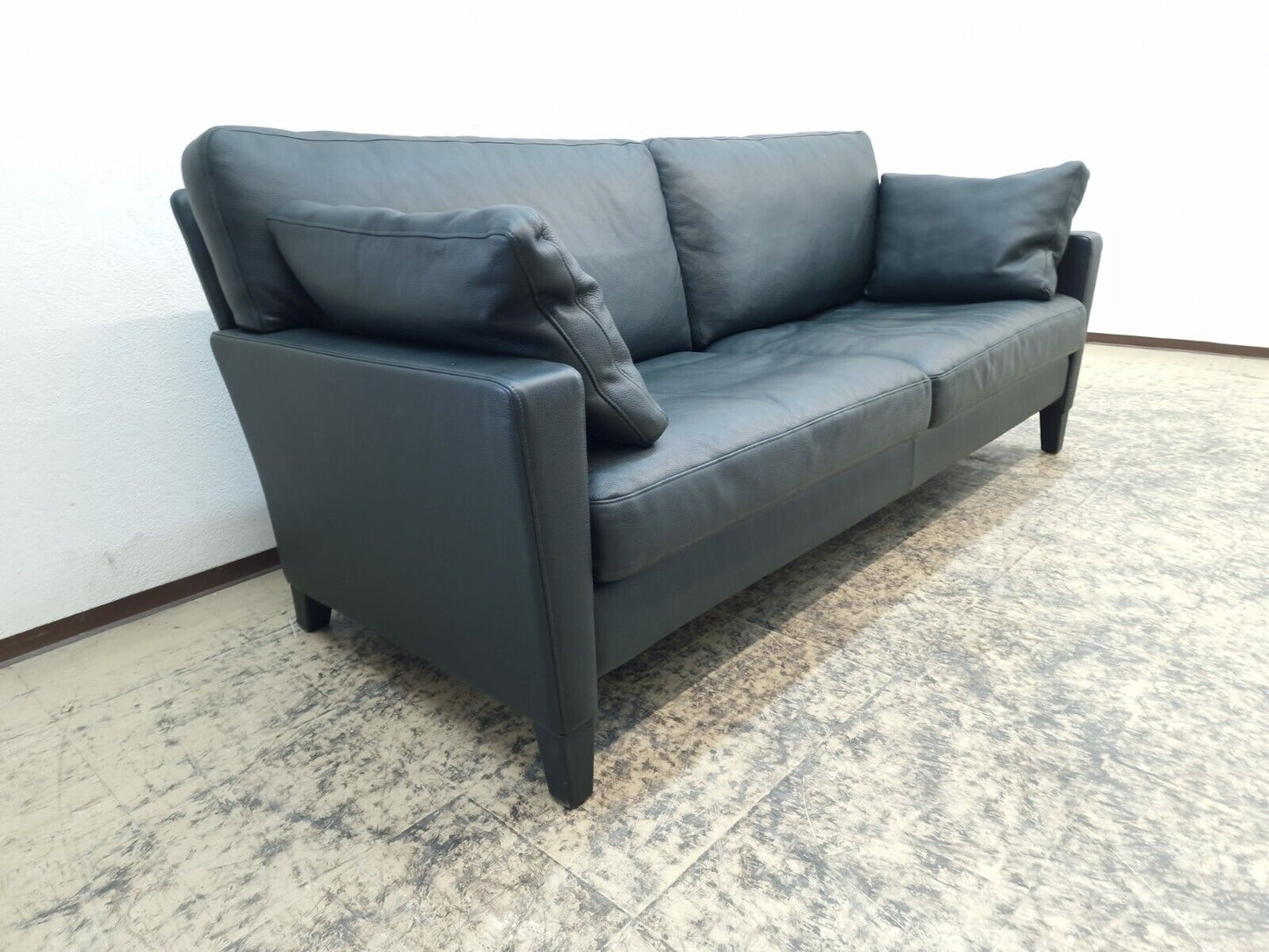 {{ product_title }} – {{ product_type }} von JS Furniture, Designer-Möbel gebraucht.