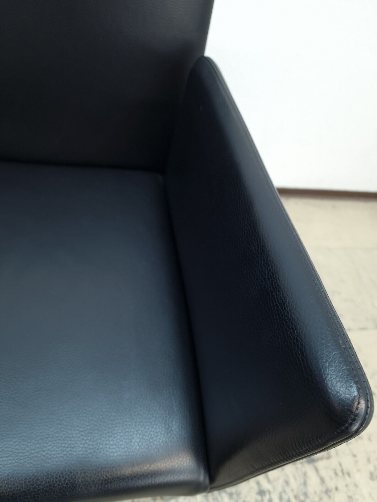 {{ product_title }} – {{ product_type }} von JS Furniture, Designer-Möbel gebraucht.