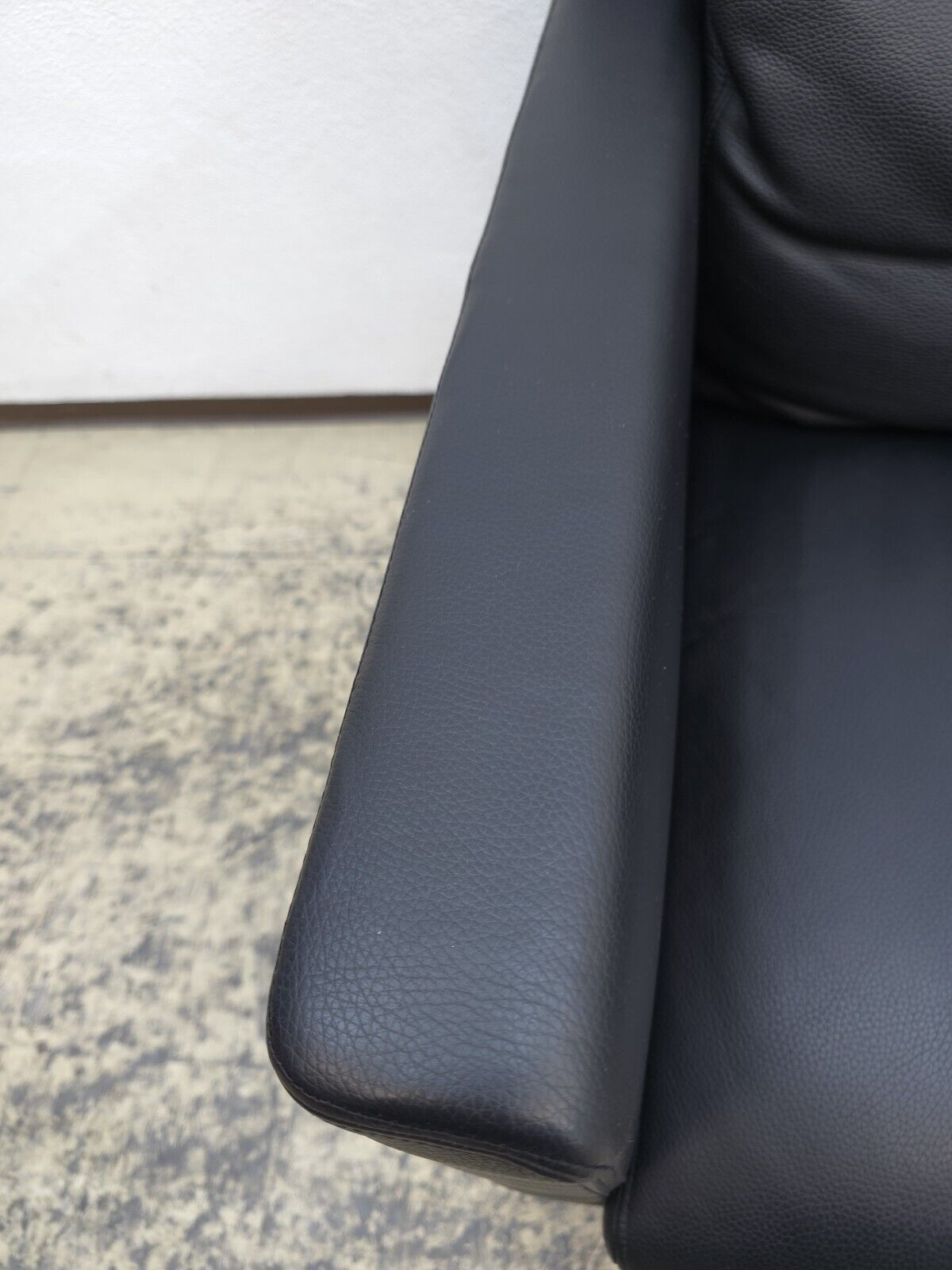 {{ product_title }} – {{ product_type }} von JS Furniture, Designer-Möbel gebraucht.