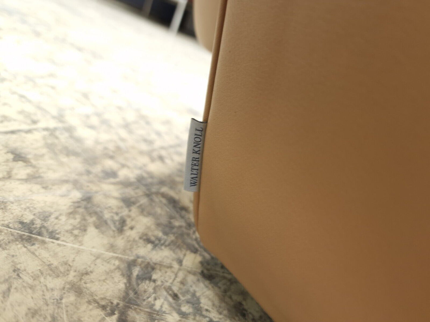 {{ product_title }} – {{ product_type }} von JS Furniture, Designer-Möbel gebraucht.