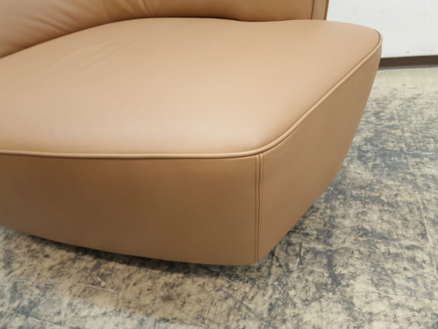 {{ product_title }} – {{ product_type }} von JS Furniture, Designer-Möbel gebraucht.