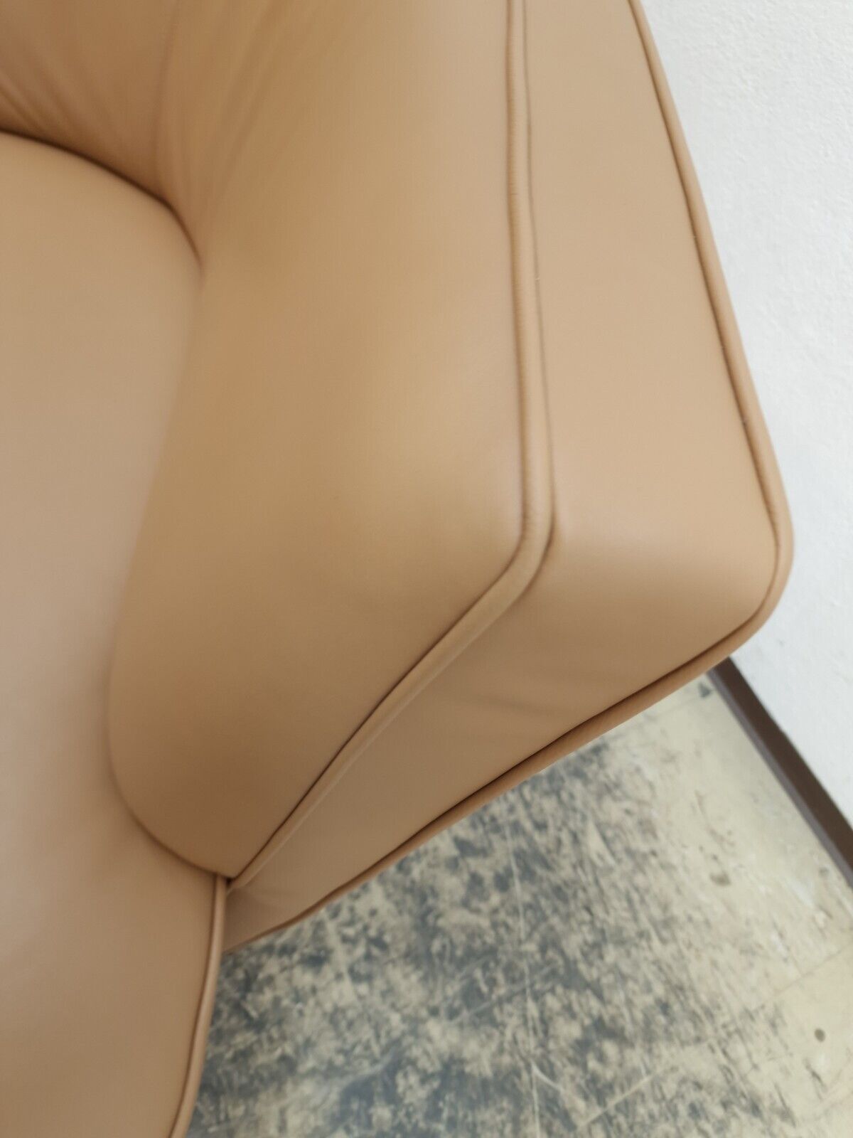 {{ product_title }} – {{ product_type }} von JS Furniture, Designer-Möbel gebraucht.