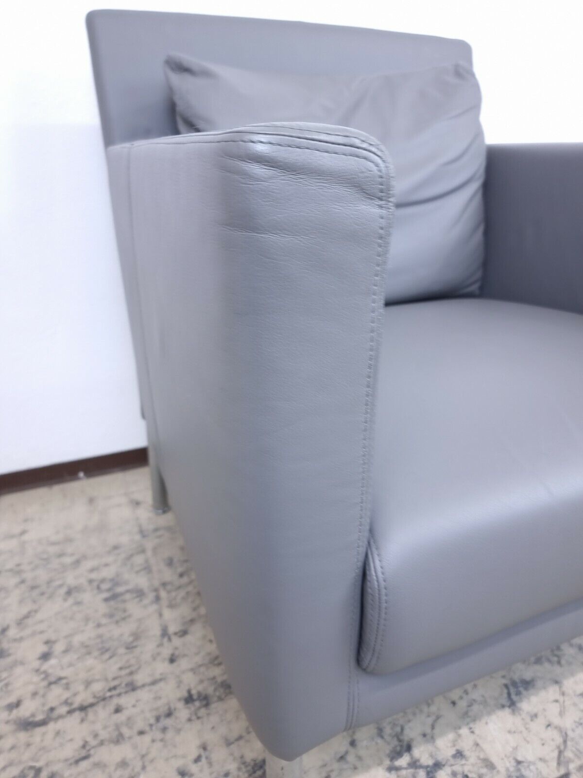 {{ product_title }} – {{ product_type }} von JS Furniture, Designer-Möbel gebraucht.