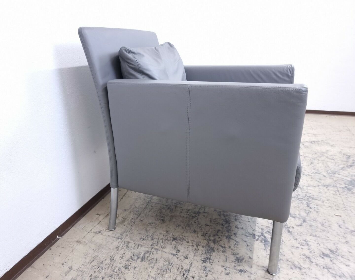 {{ product_title }} – {{ product_type }} von JS Furniture, Designer-Möbel gebraucht.