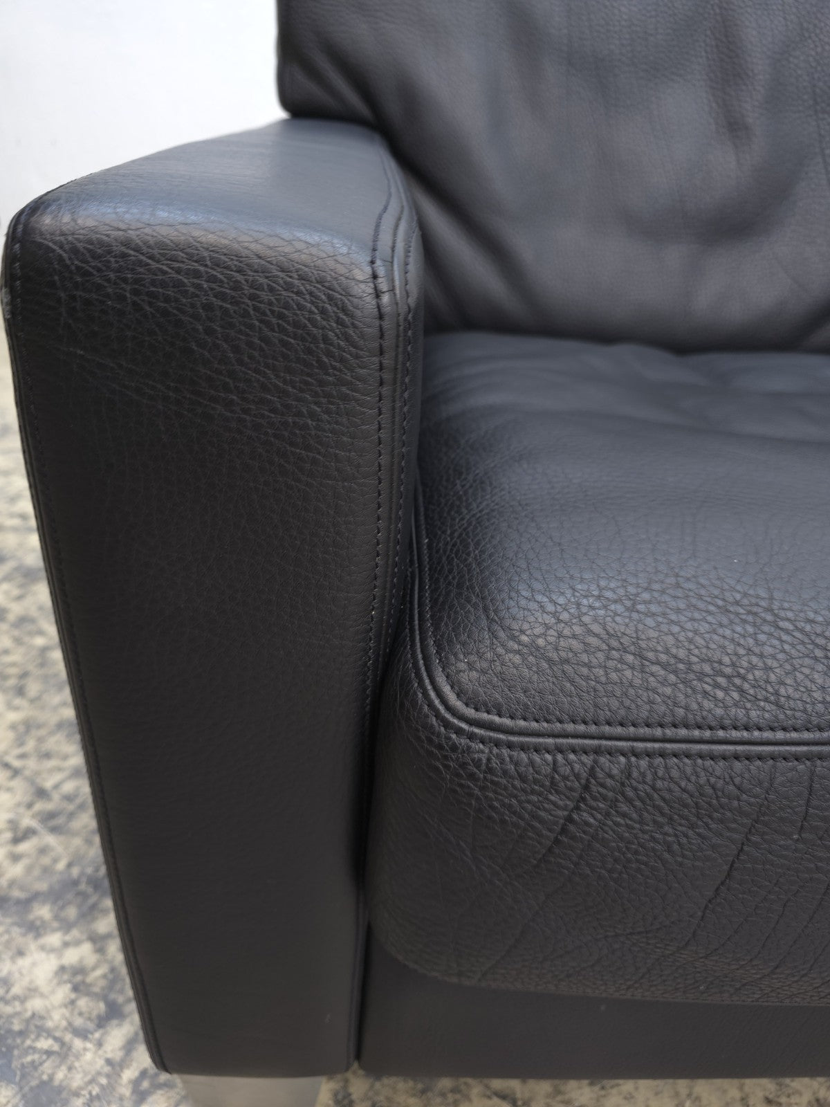 {{ product_title }} – {{ product_type }} von JS Furniture, Designer-Möbel gebraucht.