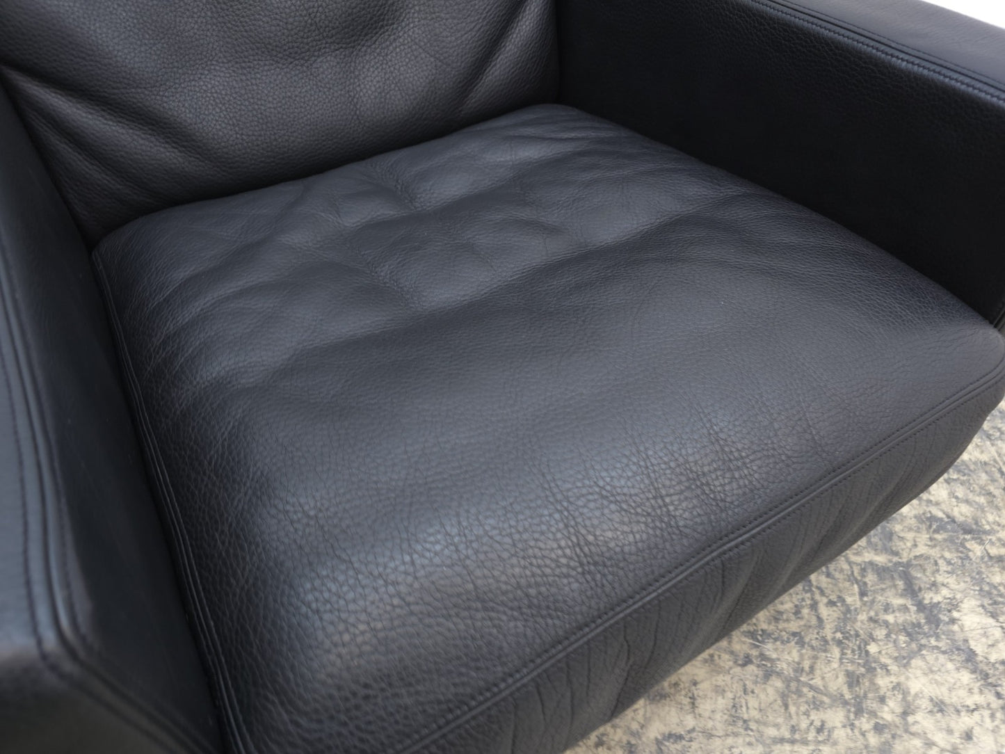 {{ product_title }} – {{ product_type }} von JS Furniture, Designer-Möbel gebraucht.