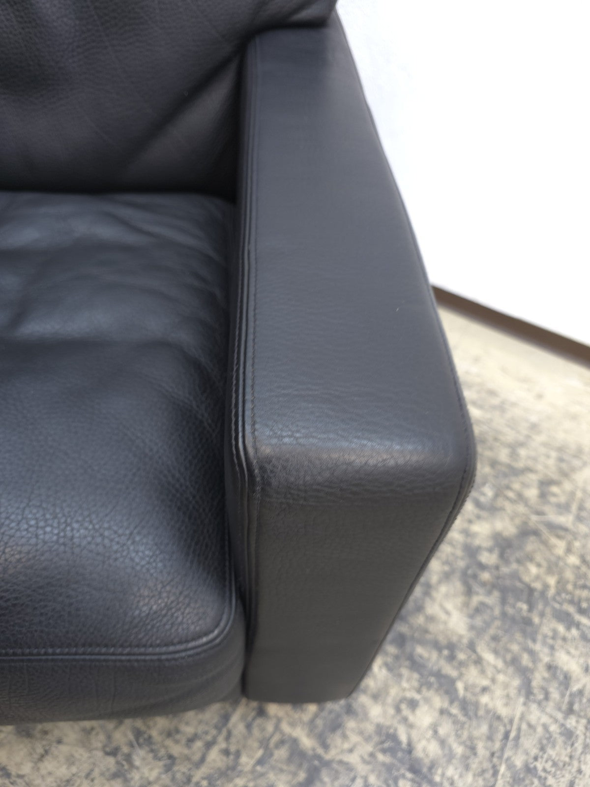 {{ product_title }} – {{ product_type }} von JS Furniture, Designer-Möbel gebraucht.