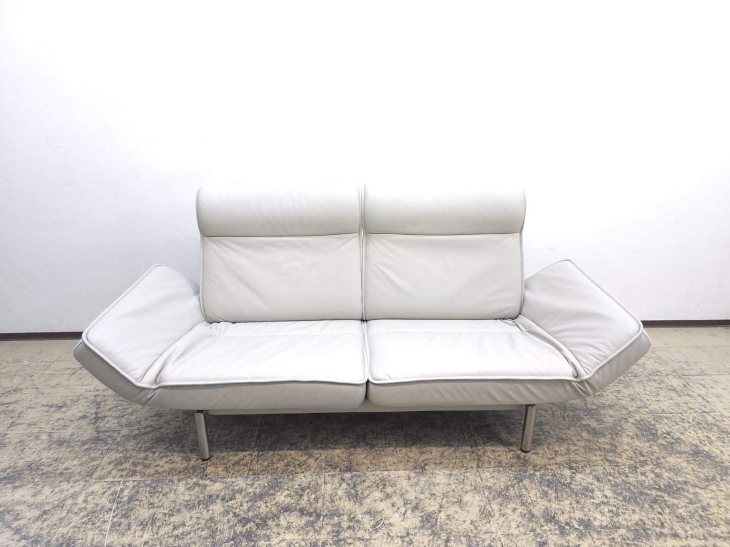 {{ product_title }} – {{ product_type }} von JS Furniture, Designer-Möbel gebraucht.