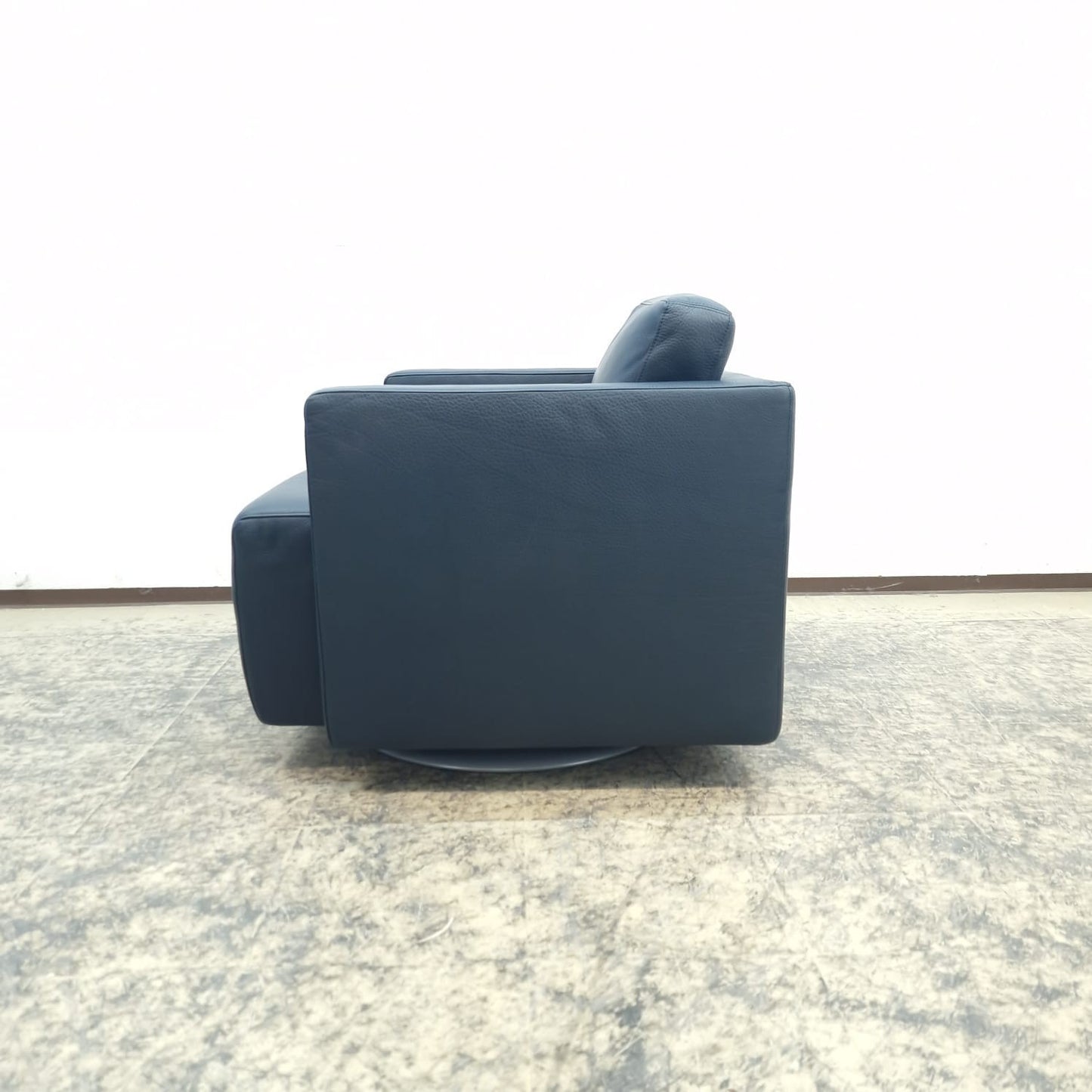 {{ product_title }} – {{ product_type }} von JS Furniture, Designer-Möbel gebraucht.