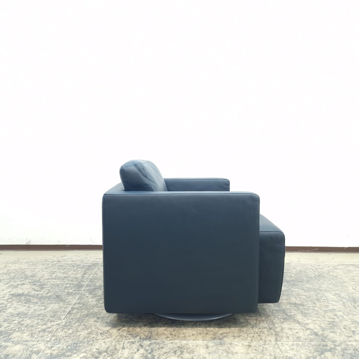 {{ product_title }} – {{ product_type }} von JS Furniture, Designer-Möbel gebraucht.