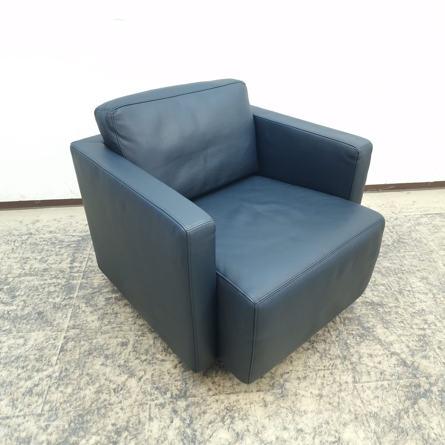 {{ product_title }} – {{ product_type }} von JS Furniture, Designer-Möbel gebraucht.