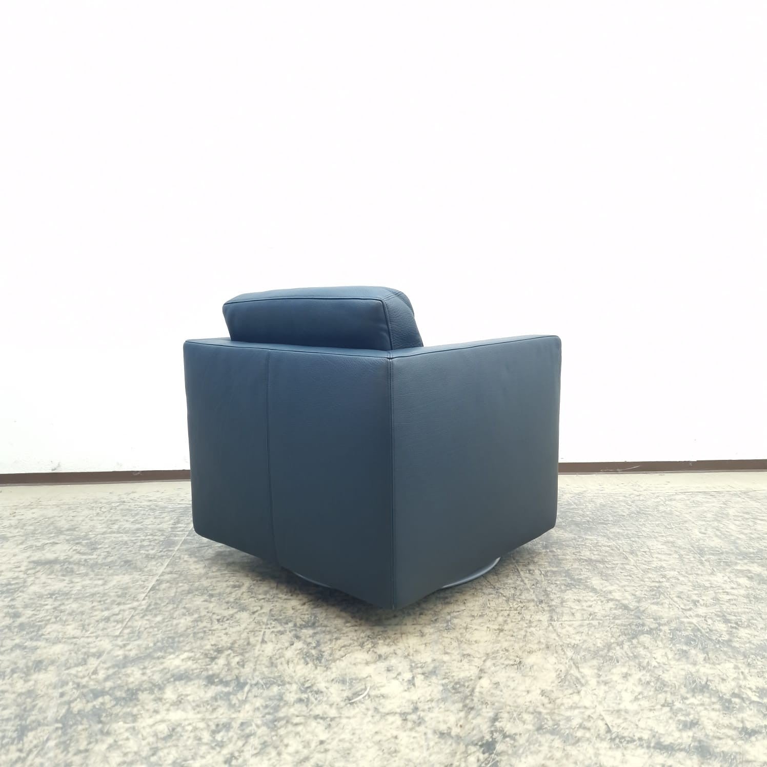 {{ product_title }} – {{ product_type }} von JS Furniture, Designer-Möbel gebraucht.