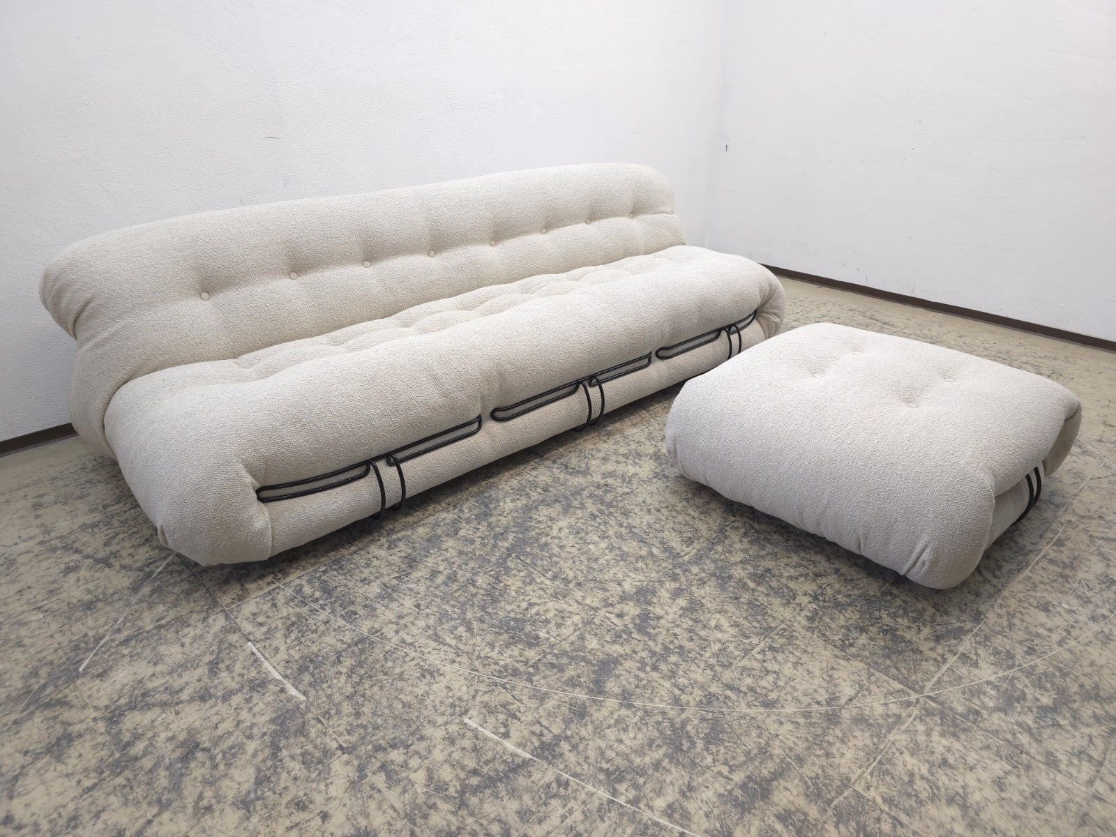 Cassina Soriana Dreisitzer Sofa mit Hocker Stoff Beige Designer Sofa-Cassina-JSFurniture