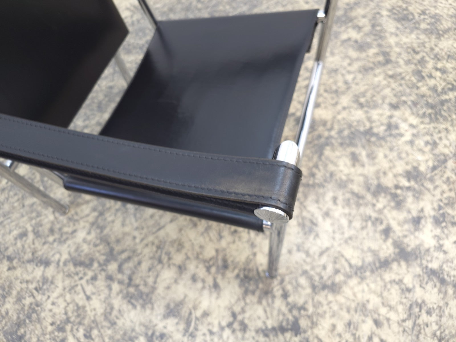 Cassina LC1 Sessel Le Corbusier Leder Schwarz-Cassina-JSFurniture