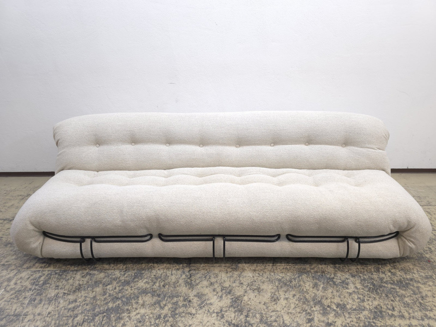 Cassina Soriana Dreisitzer Sofa mit Hocker Stoff Beige Designer Sofa-Cassina-JSFurniture