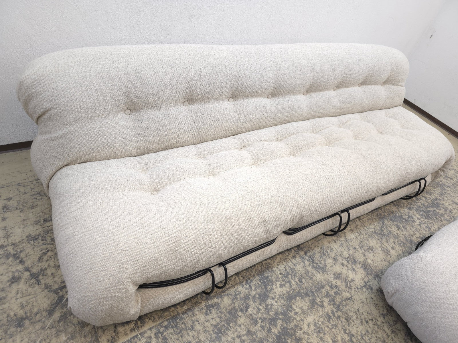 Cassina Soriana Dreisitzer Sofa mit Hocker Stoff Beige Designer Sofa-Cassina-JSFurniture