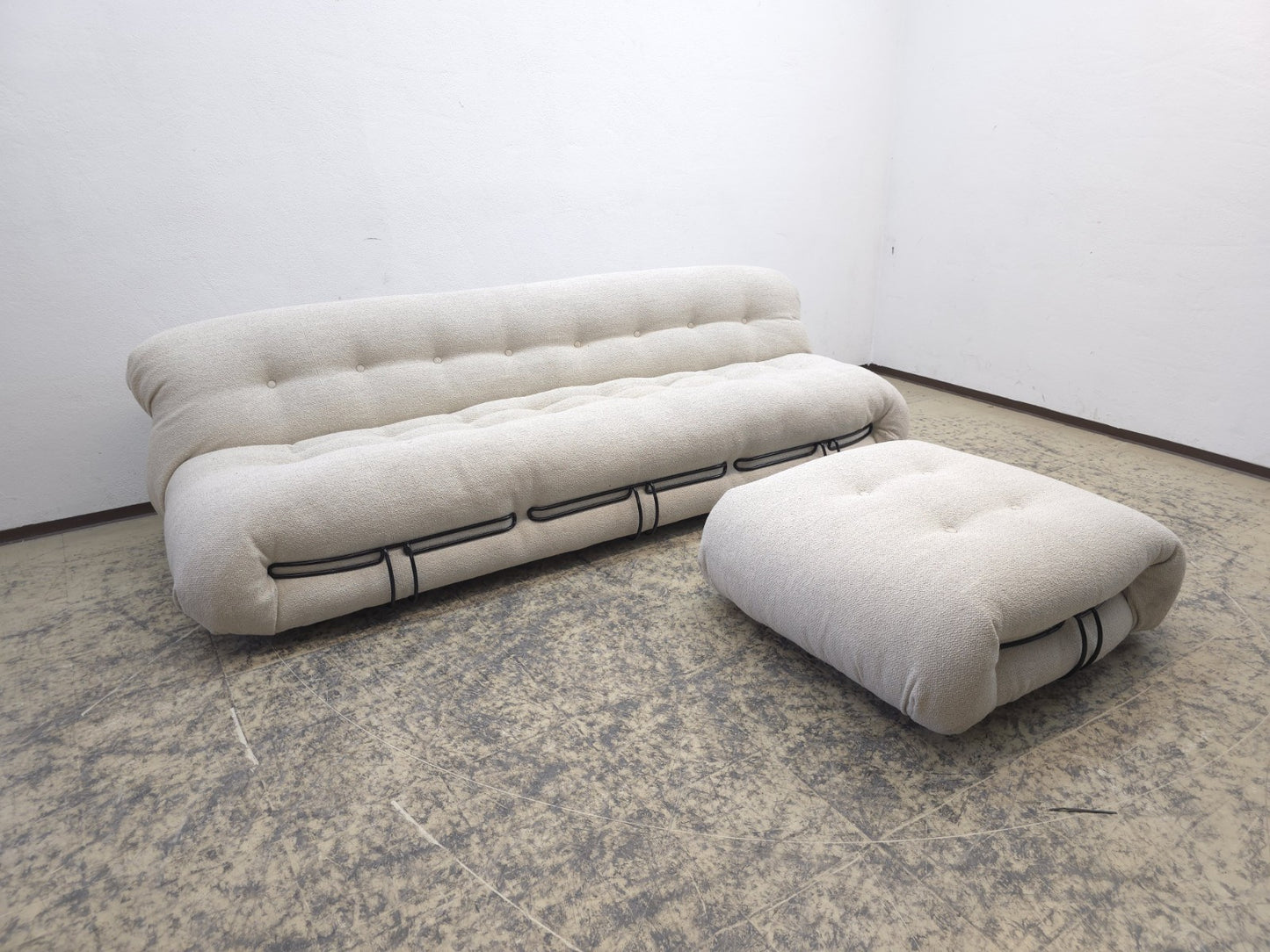 Cassina Soriana Dreisitzer Sofa mit Hocker Stoff Beige Designer Sofa-Cassina-JSFurniture