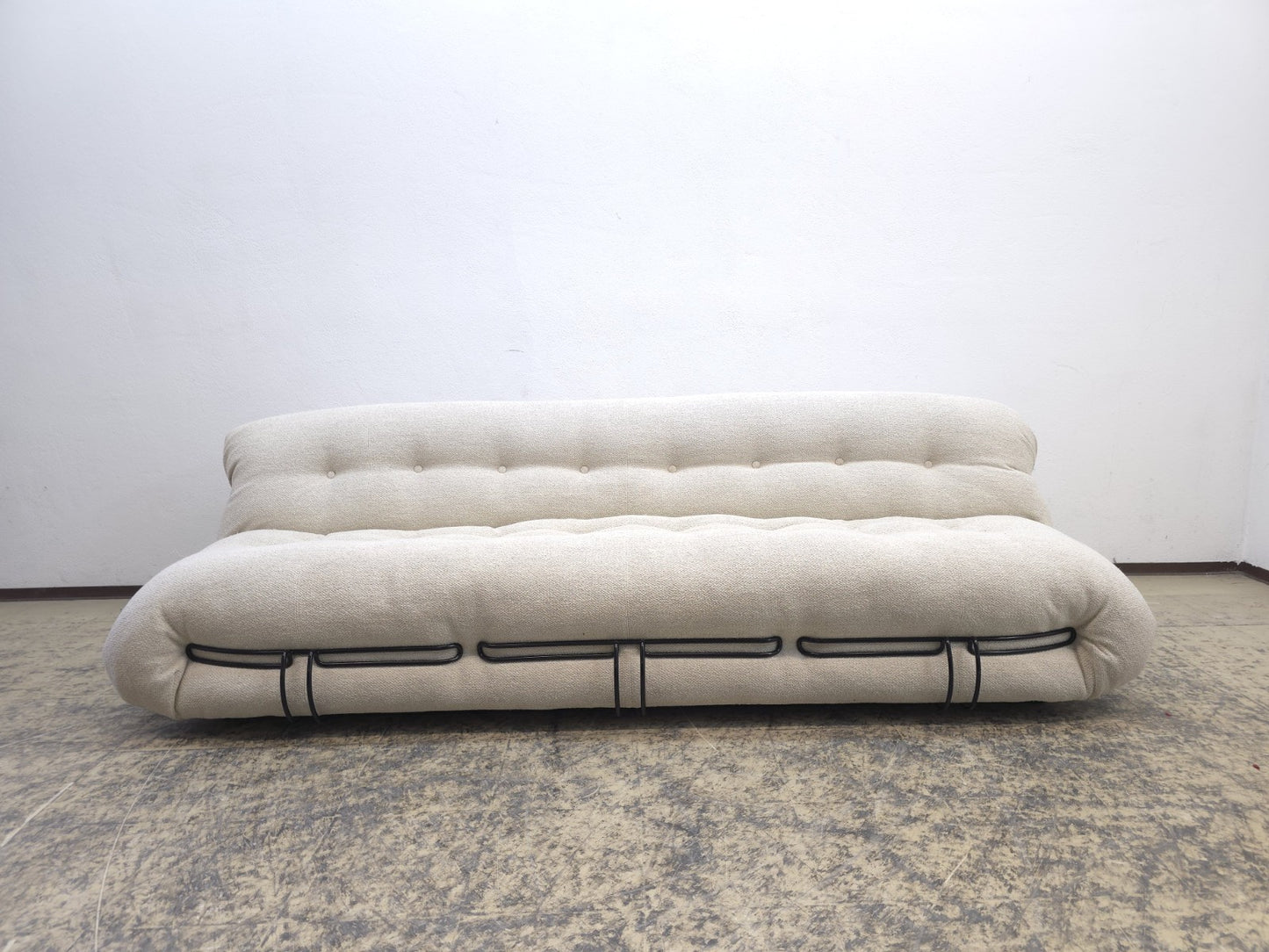 Cassina Soriana Dreisitzer Sofa mit Hocker Stoff Beige Designer Sofa-Cassina-JSFurniture