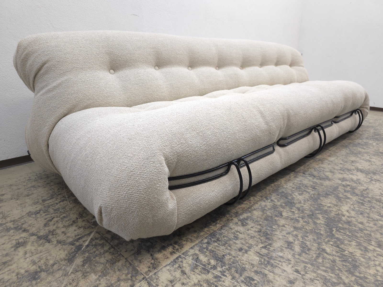 Cassina Soriana Dreisitzer Sofa mit Hocker Stoff Beige Designer Sofa-Cassina-JSFurniture