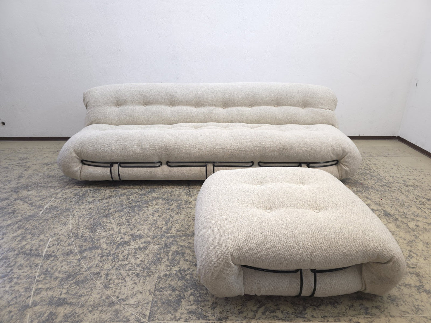 Cassina Soriana Dreisitzer Sofa mit Hocker Stoff Beige Designer Sofa-Cassina-JSFurniture
