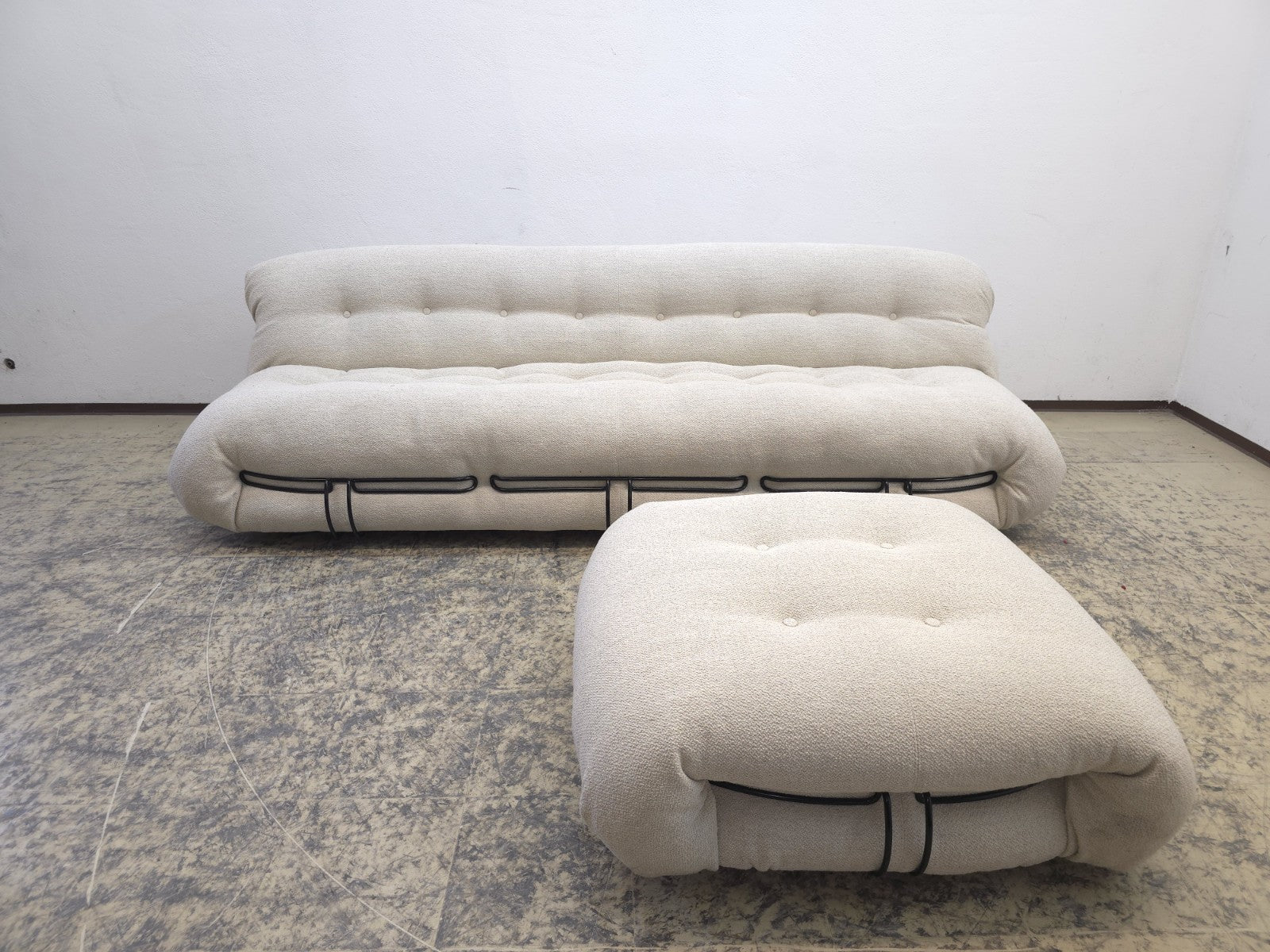 Cassina Soriana Dreisitzer Sofa mit Hocker Stoff Beige Designer Sofa-Cassina-JSFurniture