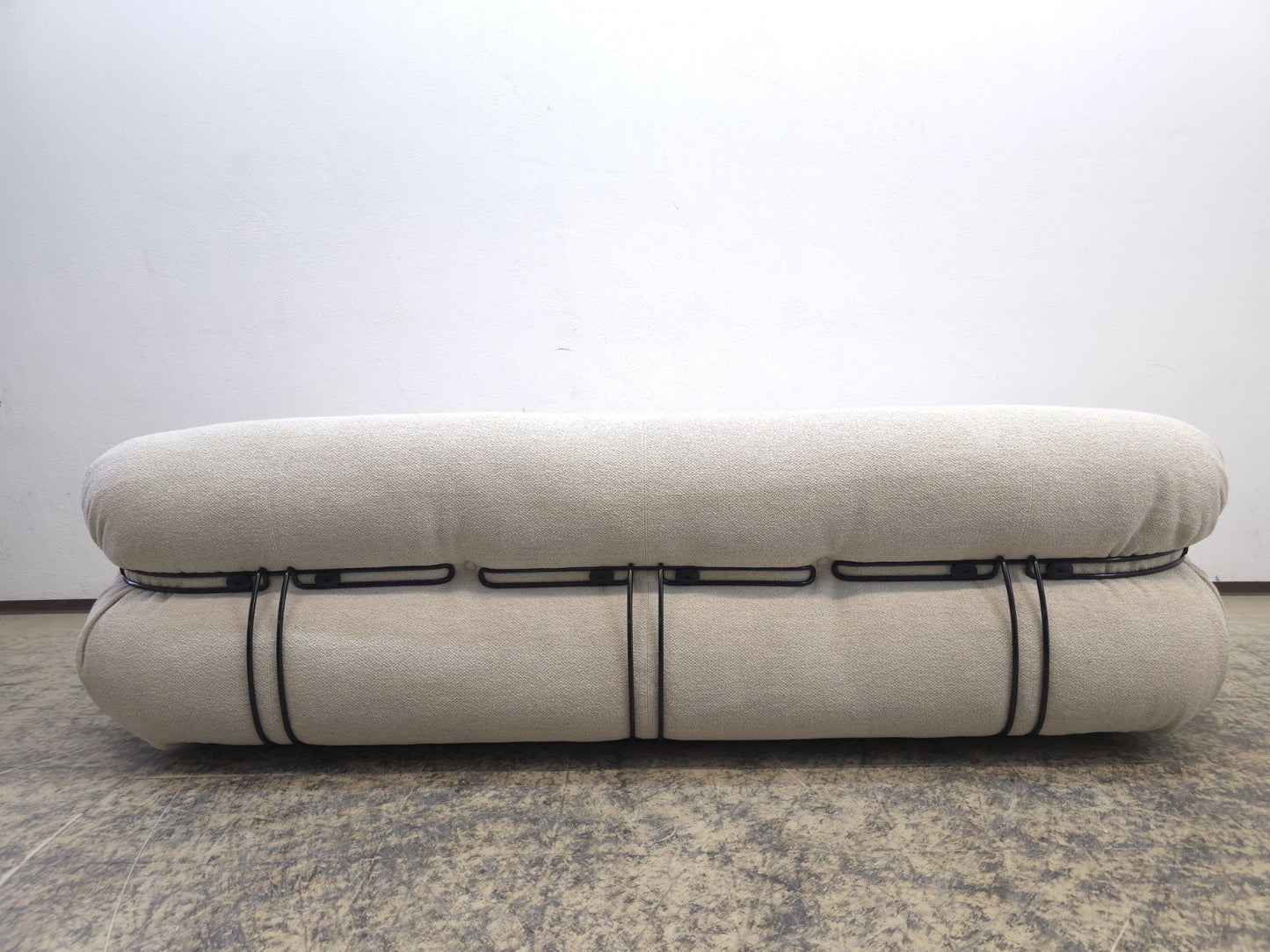 Cassina Soriana Dreisitzer Sofa mit Hocker Stoff Beige Designer Sofa-Cassina-JSFurniture
