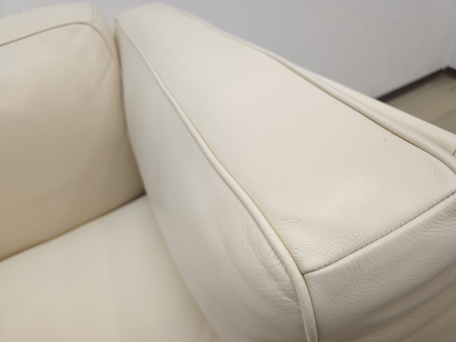 Poltrona Frau Twice Zweisitzer Ledersofa Beige Designer Sofa-Poltrona Frau-JSFurniture