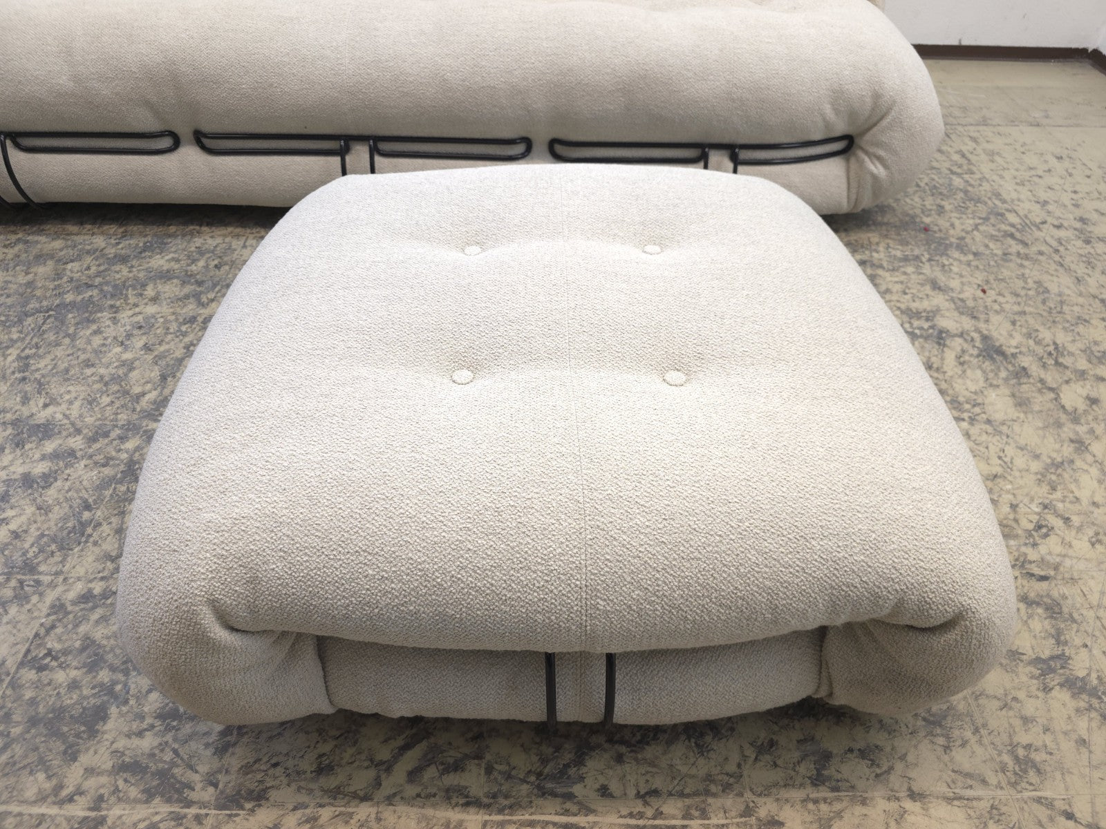 Cassina Soriana Dreisitzer Sofa mit Hocker Stoff Beige Designer Sofa-Cassina-JSFurniture