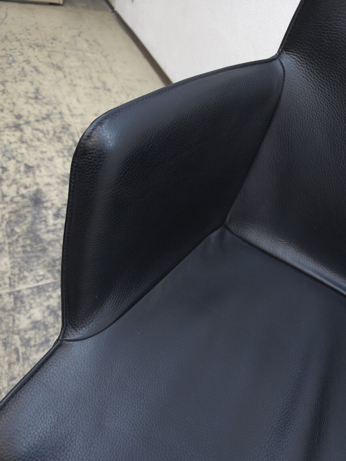 {{ product_title }} – {{ product_type }} von JS Furniture, Designer-Möbel gebraucht.