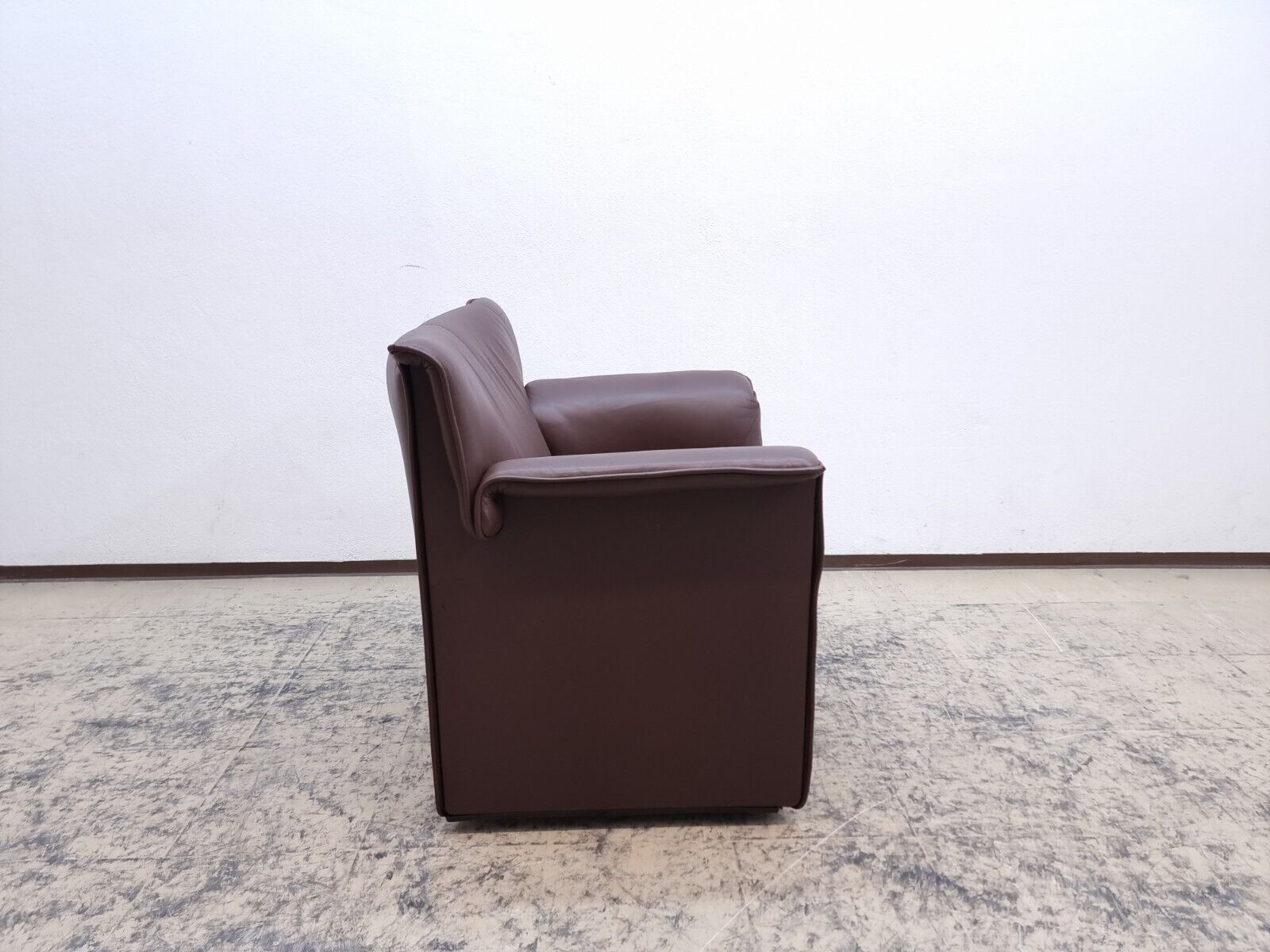 {{ product_title }} – {{ product_type }} von JS Furniture, Designer-Möbel gebraucht.