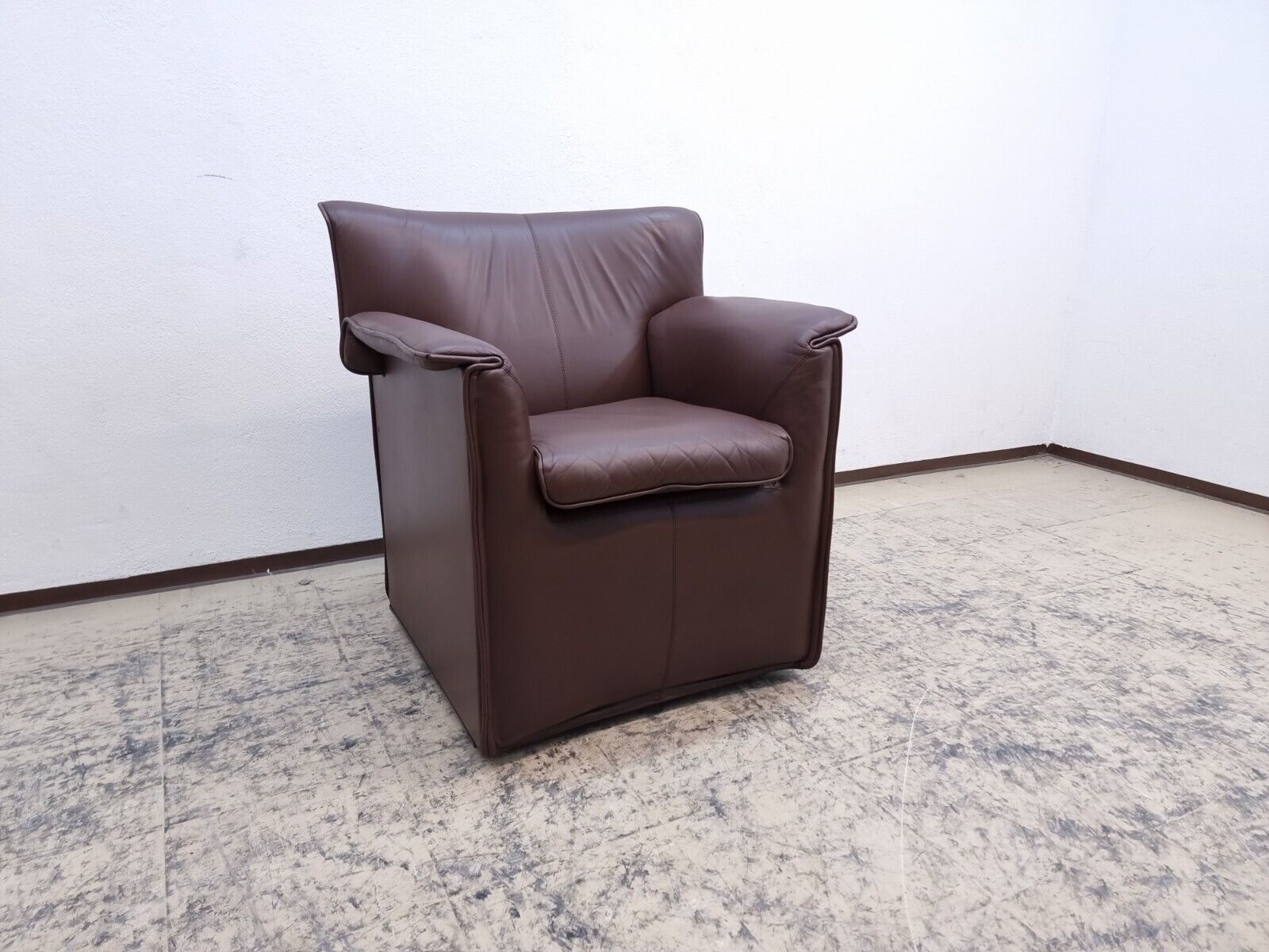 {{ product_title }} – {{ product_type }} von JS Furniture, Designer-Möbel gebraucht.