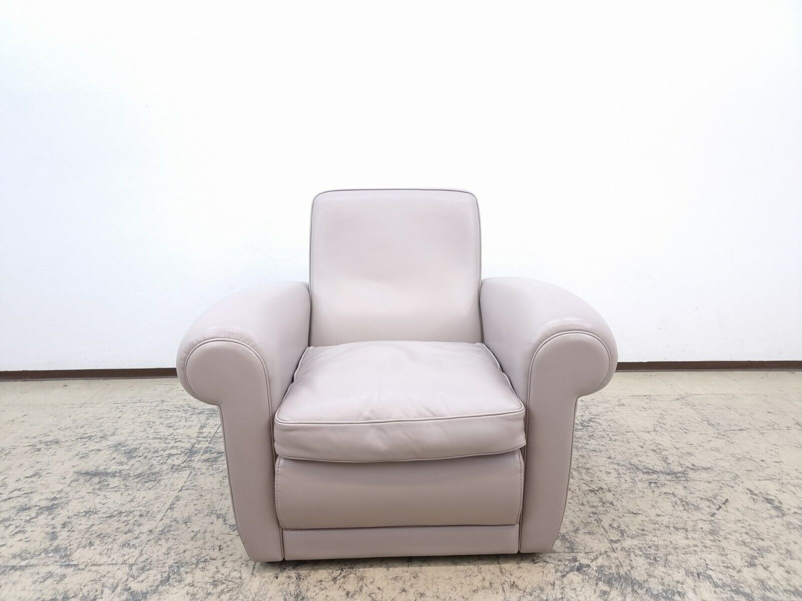 {{ product_title }} – {{ product_type }} von JS Furniture, Designer-Möbel gebraucht.