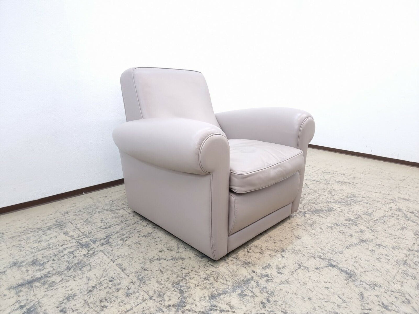 {{ product_title }} – {{ product_type }} von JS Furniture, Designer-Möbel gebraucht.