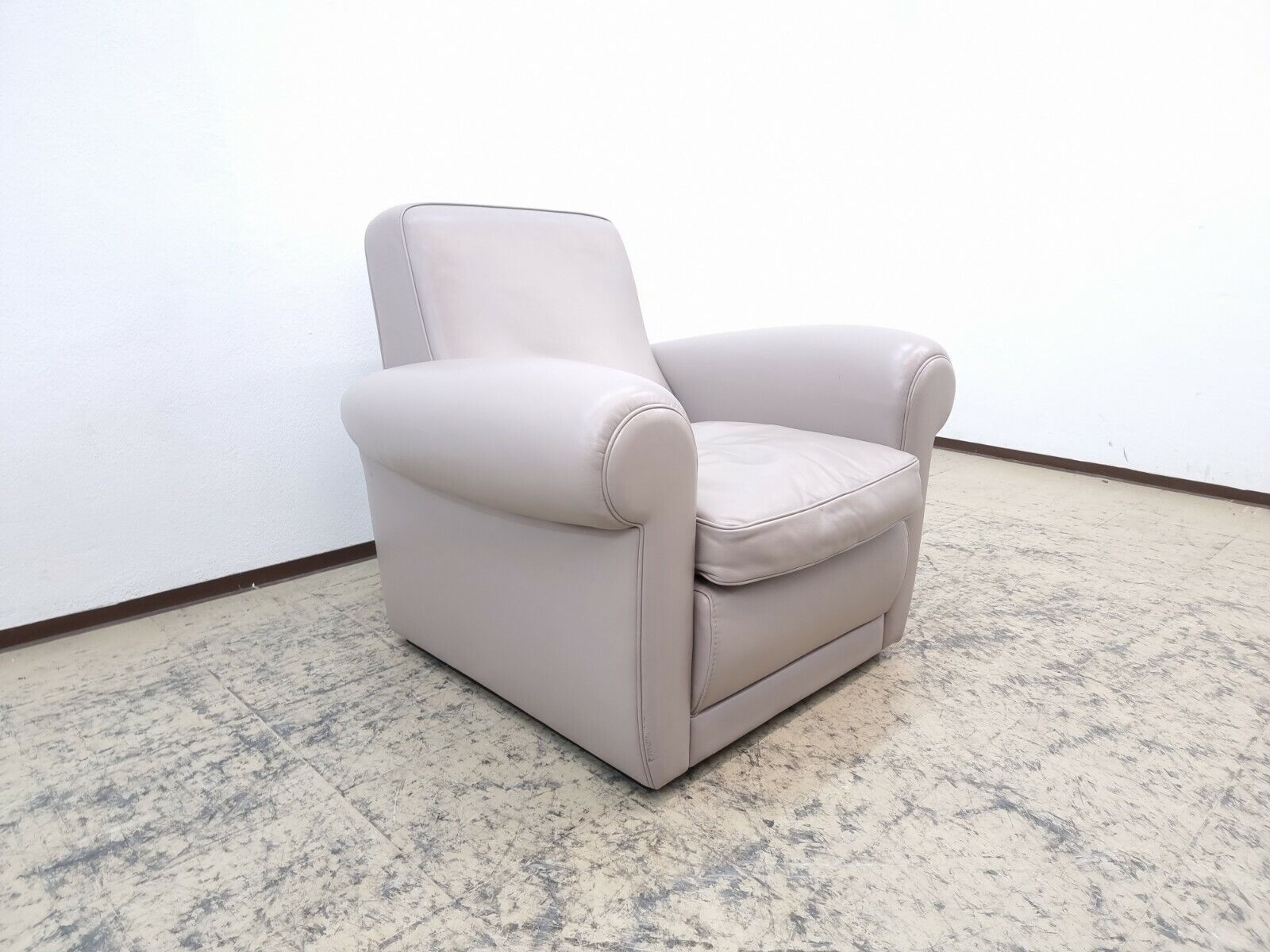 {{ product_title }} – {{ product_type }} von JS Furniture, Designer-Möbel gebraucht.