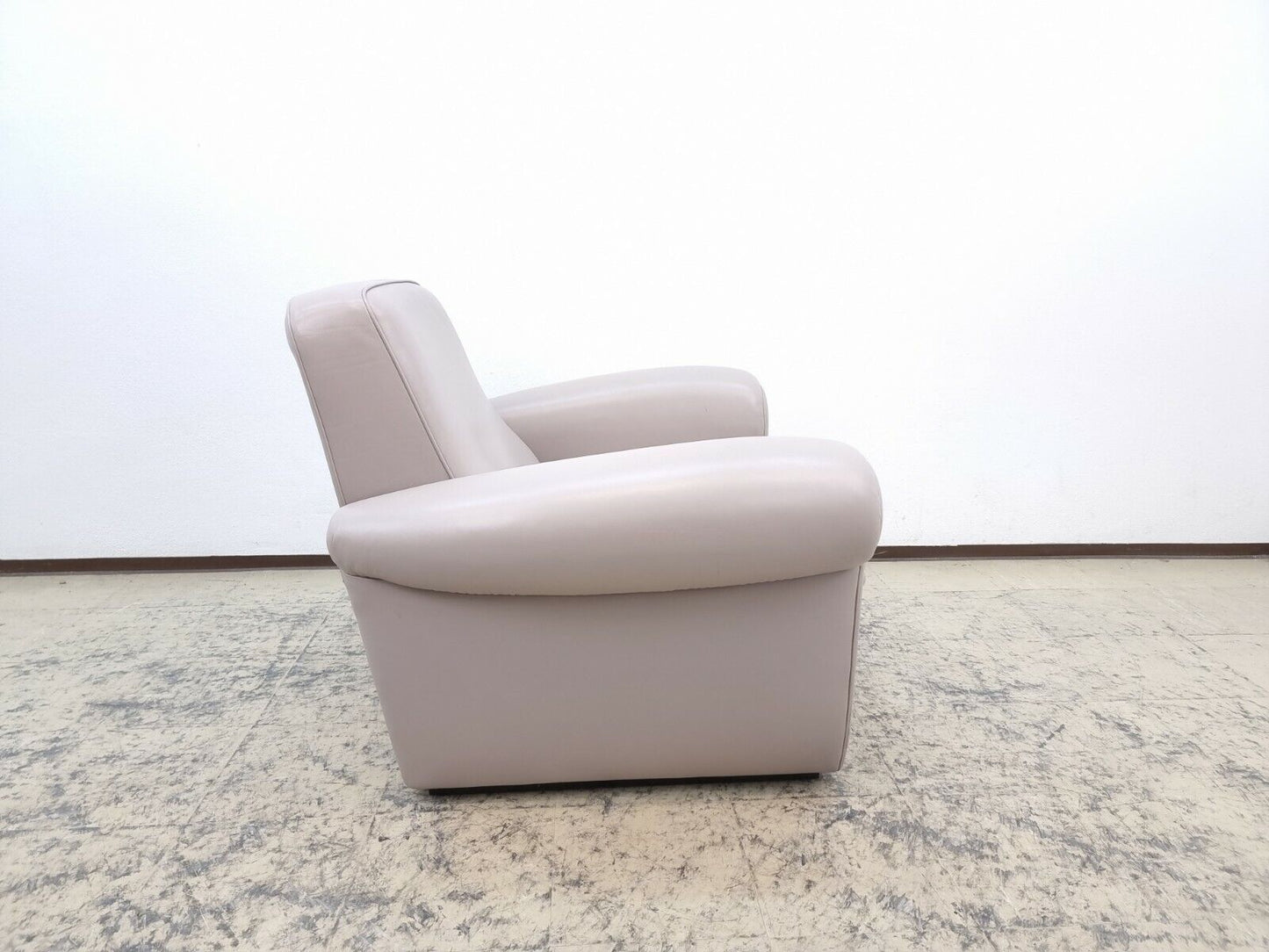 {{ product_title }} – {{ product_type }} von JS Furniture, Designer-Möbel gebraucht.