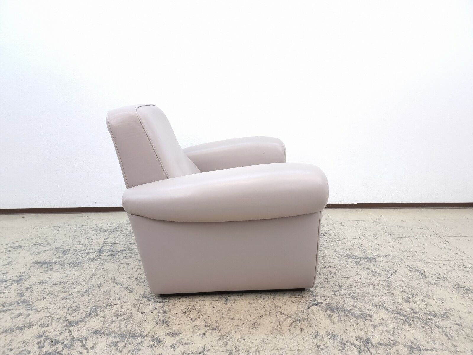 {{ product_title }} – {{ product_type }} von JS Furniture, Designer-Möbel gebraucht.