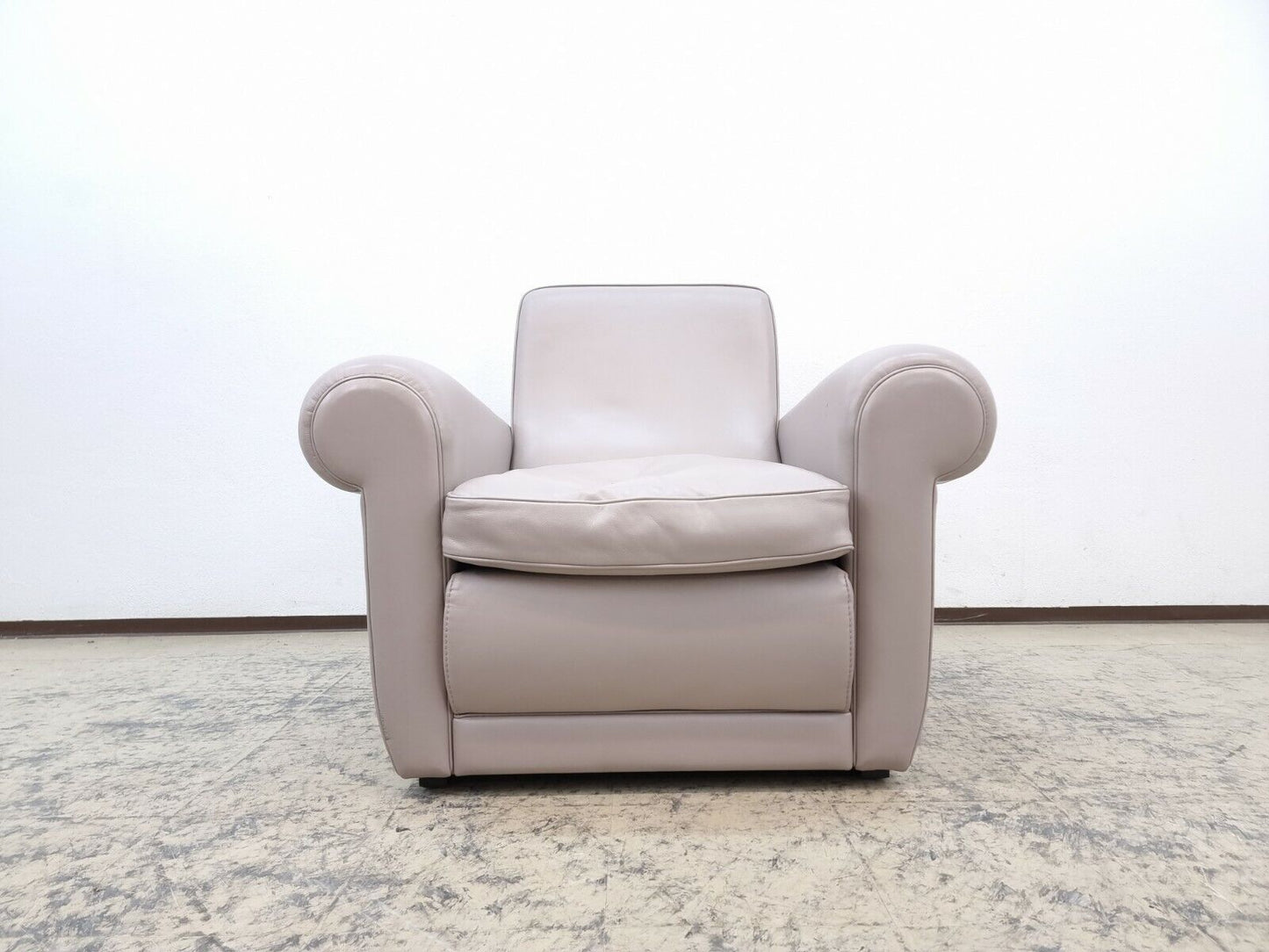 {{ product_title }} – {{ product_type }} von JS Furniture, Designer-Möbel gebraucht.