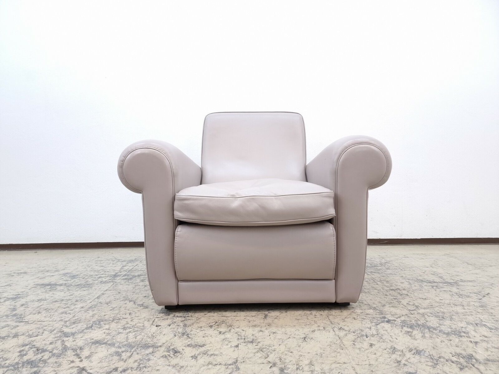 {{ product_title }} – {{ product_type }} von JS Furniture, Designer-Möbel gebraucht.