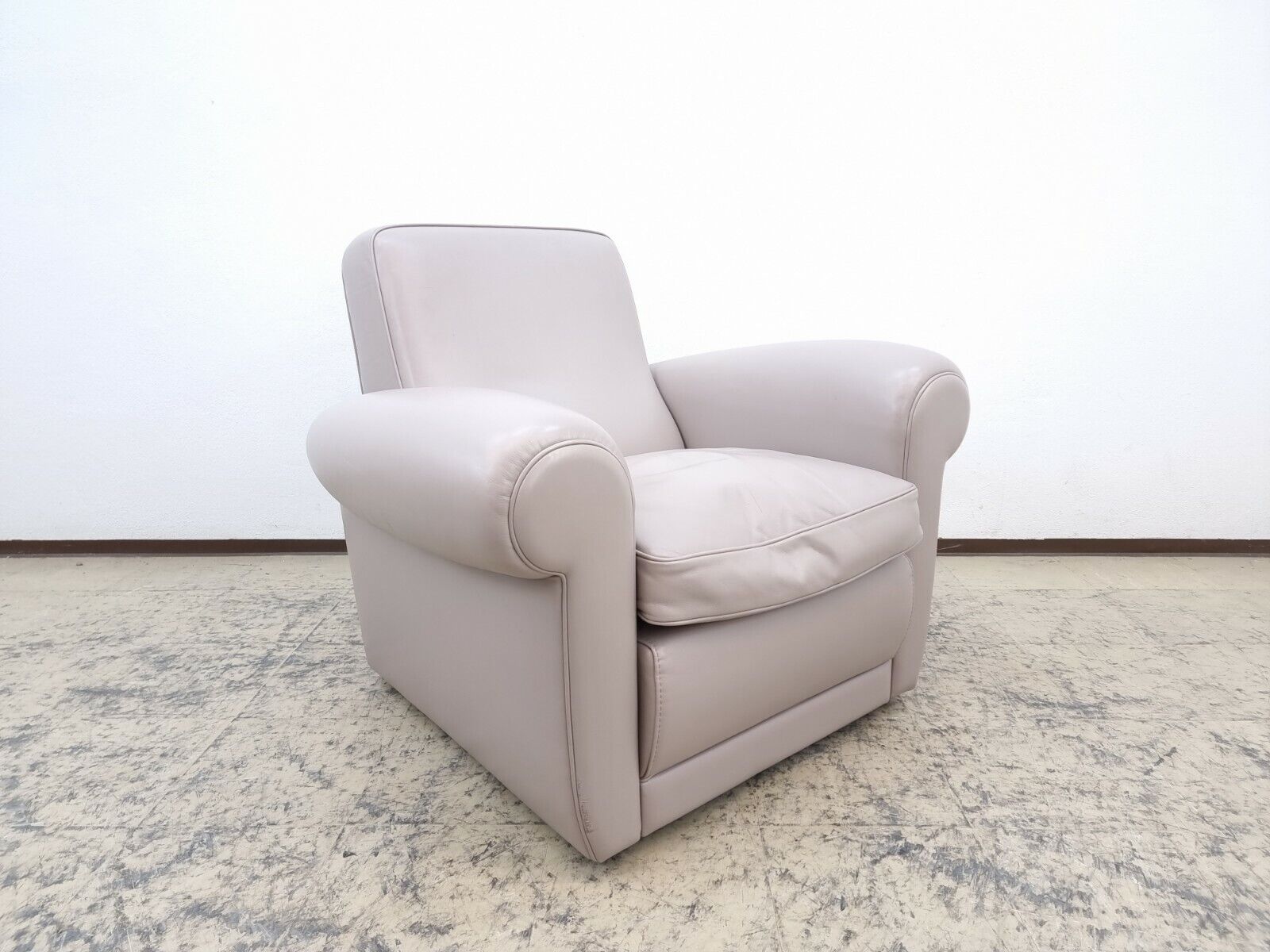 {{ product_title }} – {{ product_type }} von JS Furniture, Designer-Möbel gebraucht.