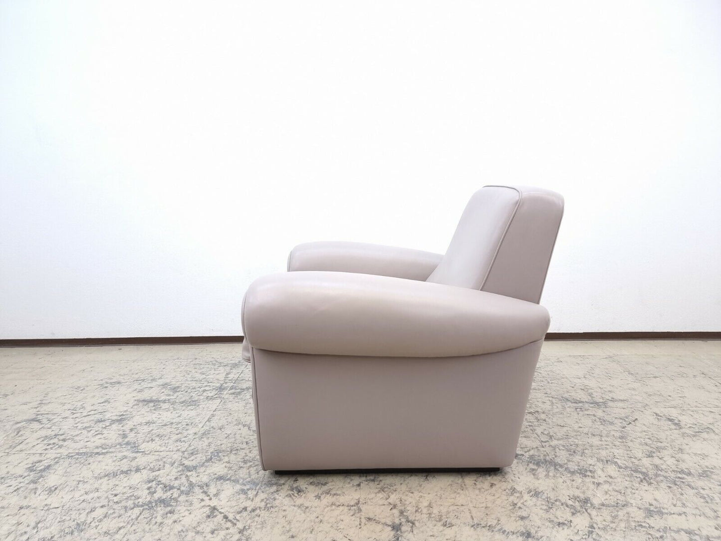 {{ product_title }} – {{ product_type }} von JS Furniture, Designer-Möbel gebraucht.