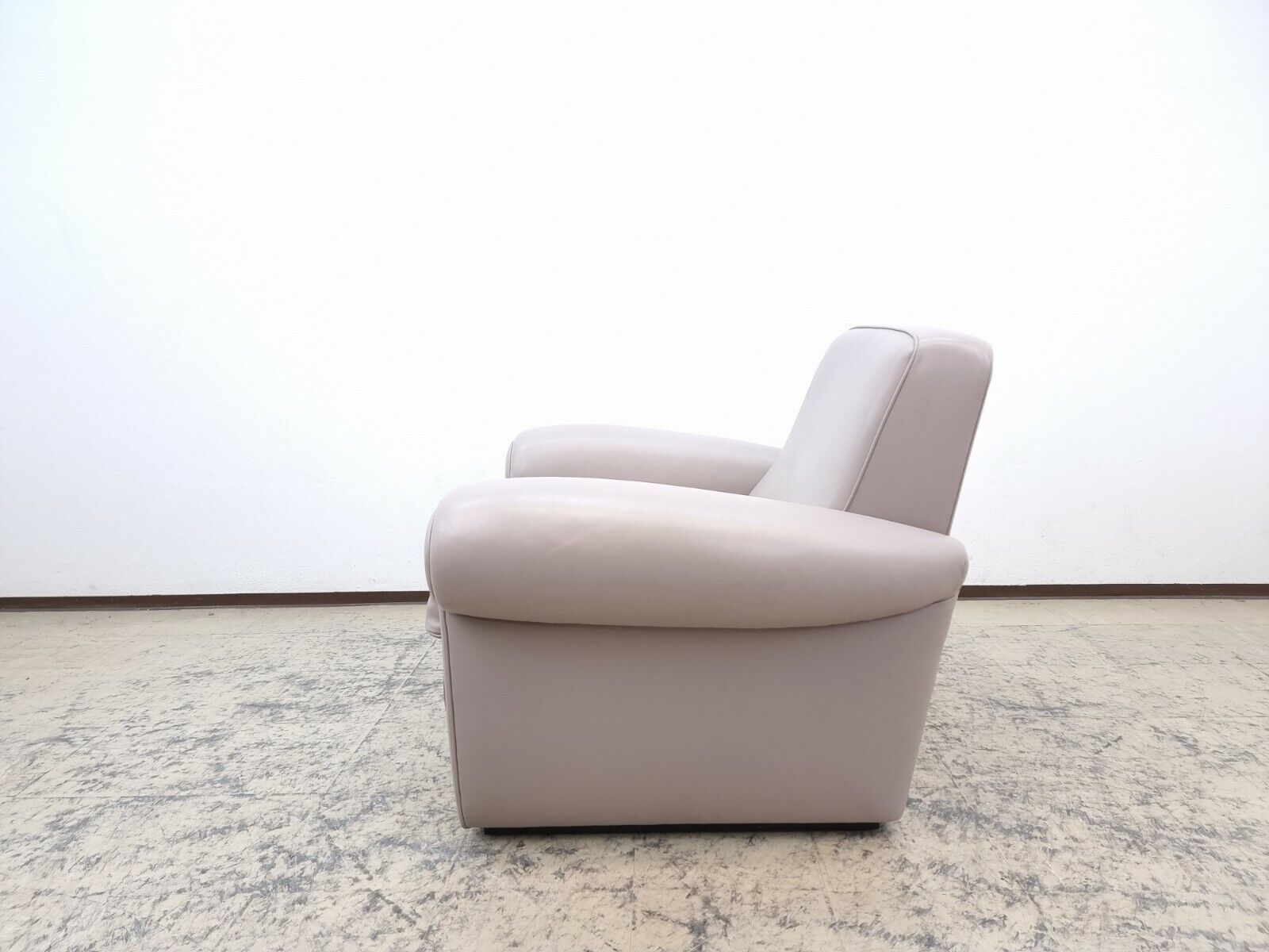 {{ product_title }} – {{ product_type }} von JS Furniture, Designer-Möbel gebraucht.
