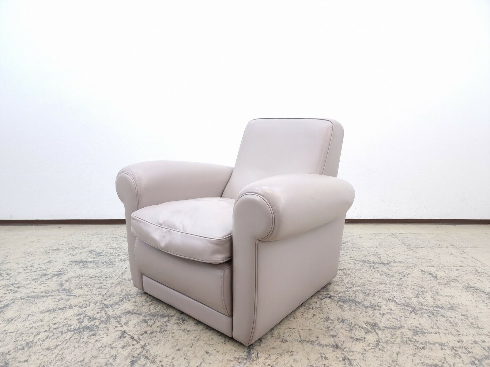 {{ product_title }} – {{ product_type }} von JS Furniture, Designer-Möbel gebraucht.