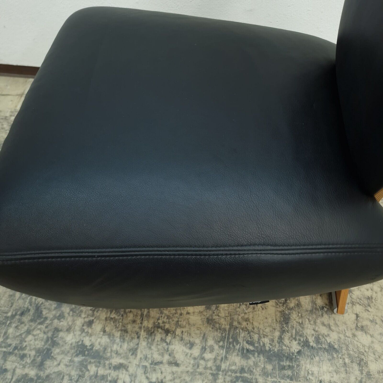 {{ product_title }} – {{ product_type }} von JS Furniture, Designer-Möbel gebraucht.