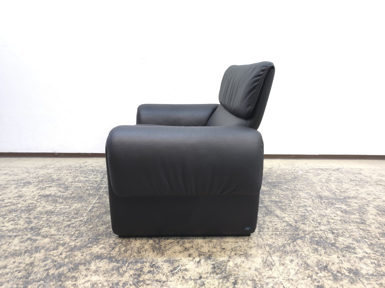 {{ product_title }} – {{ product_type }} von JS Furniture, Designer-Möbel gebraucht.