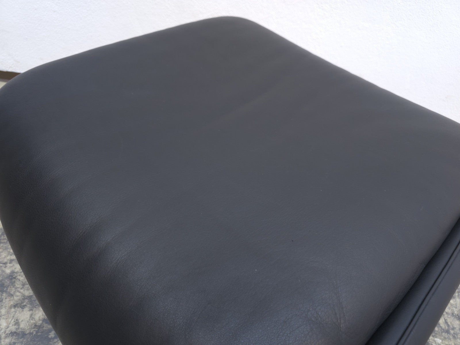 De Sede DS-2018 Lederhocker Designerhocker Stool Ottomane Schwarz-De Sede-JSFurniture
