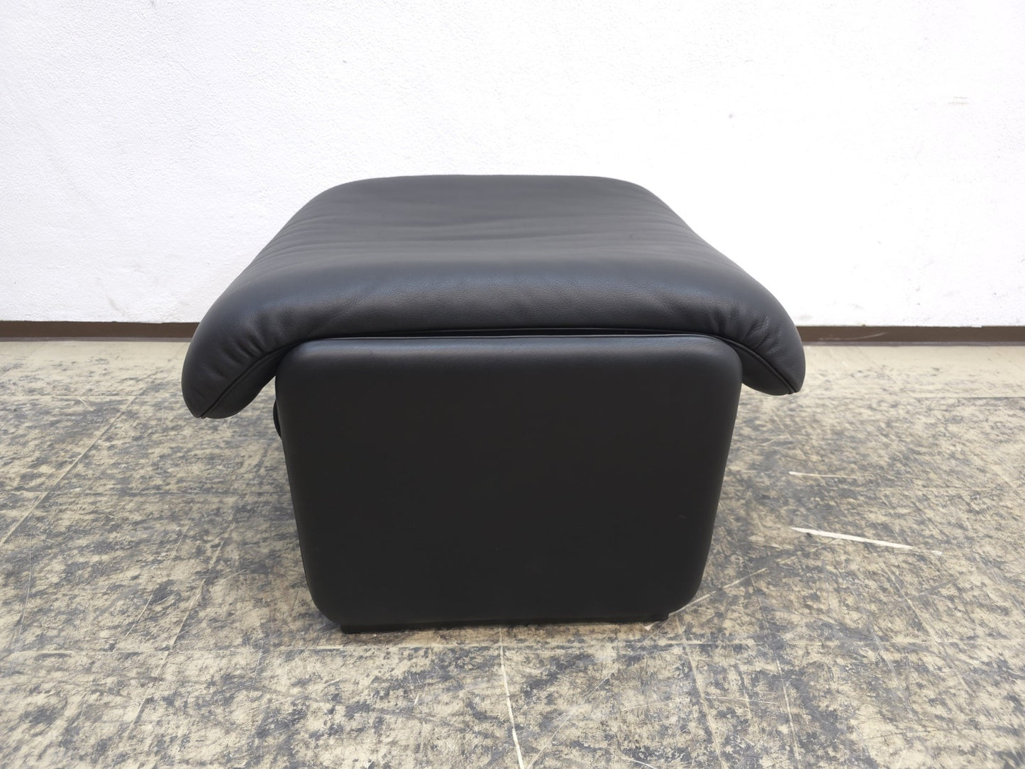 De Sede DS-2018 Lederhocker Designerhocker Stool Ottomane Schwarz-De Sede-JSFurniture