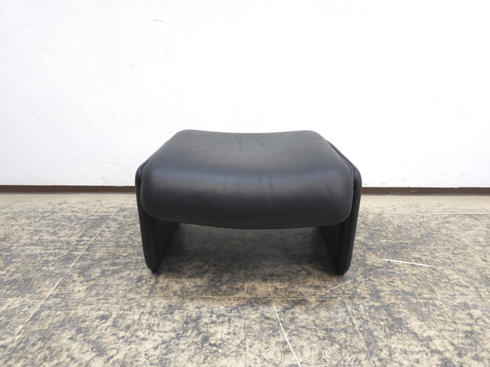 De Sede DS-2018 Lederhocker Designerhocker Stool Ottomane Schwarz-De Sede-JSFurniture
